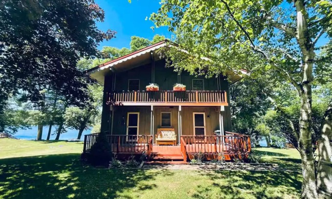 Boswell Ski Chalet | Peaceful Cozy Lakefront Chalet in Laurel Highlands with Private Dock