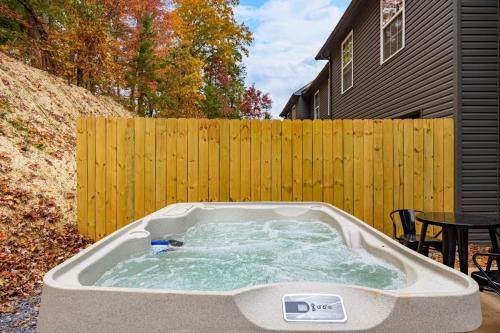 Sevierville House | Peaceful Escape 2BR Retreat w Private Hot Tub