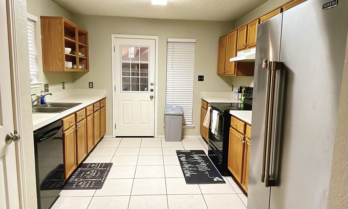 South Arlington House | Peaceful Family Palace/Centrally Located/Fully Fenced in