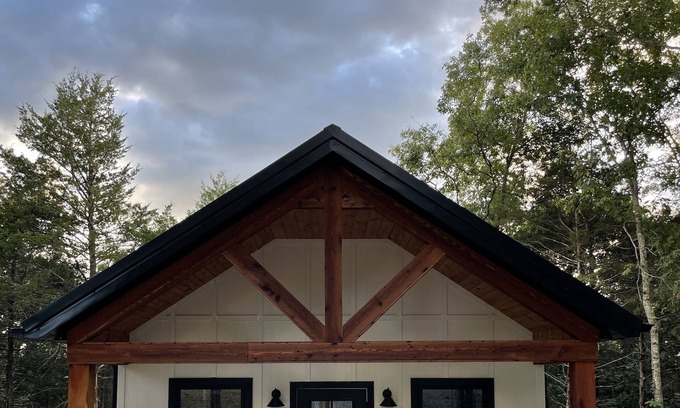 Walnut Shade Cottage | Peaceful farm cottage near Branson, on property of a flower farm & apple orchard