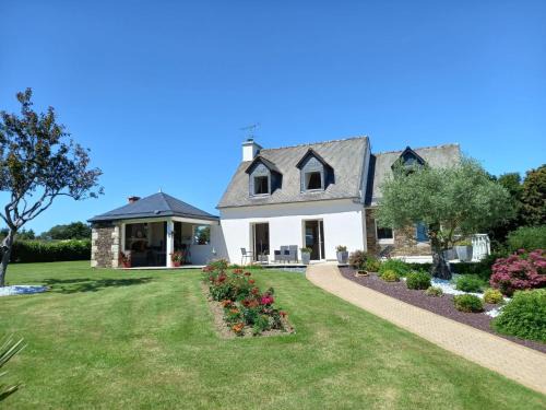 Epiniac House | Peaceful Garden Retreat, Epiniac