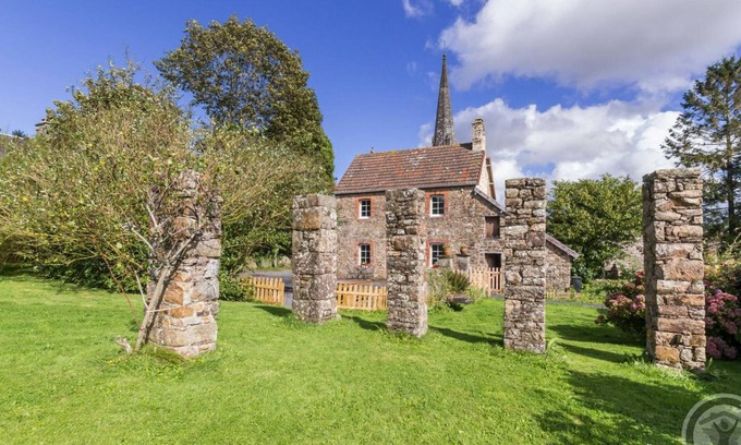 Montpinchon Cottage | Peaceful house in Montpinchon with fireplace and garden - Pets allowed