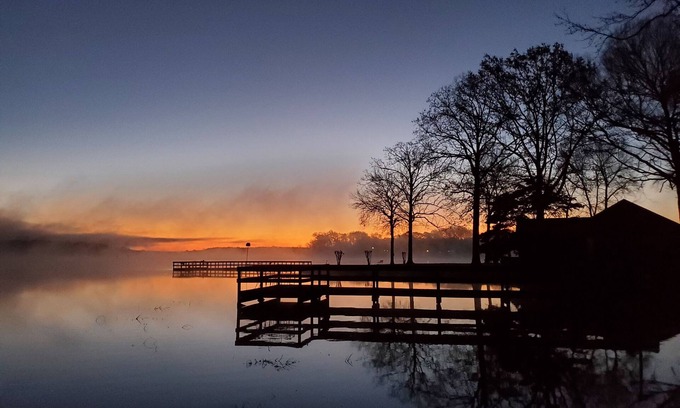 Houston Cottage | Peaceful Lake Escape – Fire Pit, Kayaks,Fishing Dock, Hammocks & Screened Porch
