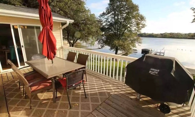 Spirit Lake House | Peaceful Lakeside Living - 5 bdrm 2 bthrm