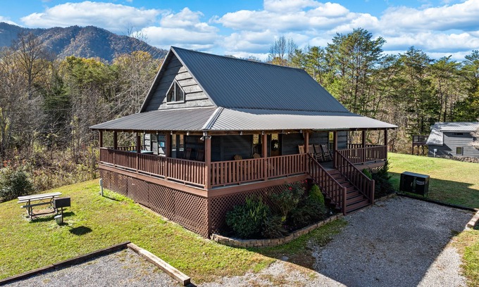 Townsend Cabin | Peaceful Lodge-Style Cabin w/Free Attraction TIckets & Private Hot Tub