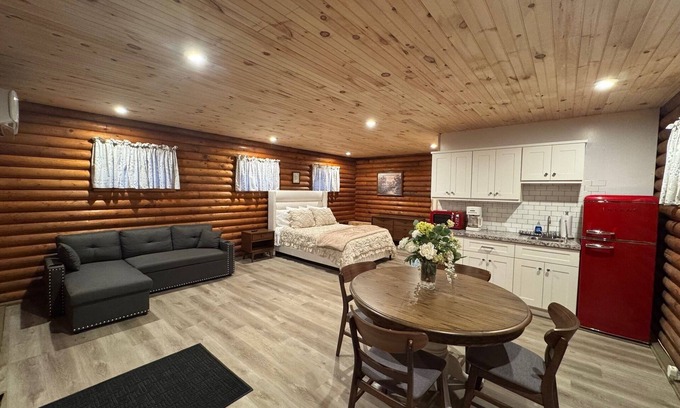 Cambridge Cabin | Peaceful log cabin on a back gravel road with private deck and amenities of home