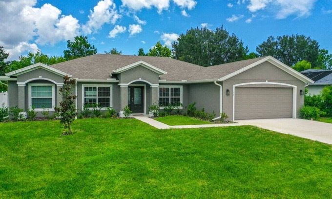 Palm Coast House | Peaceful modern home in Palm Coast near Shopping and Beaches!