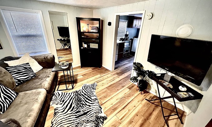 Swannanoa House | Peaceful Oasis & close to town, laundry, dog ok