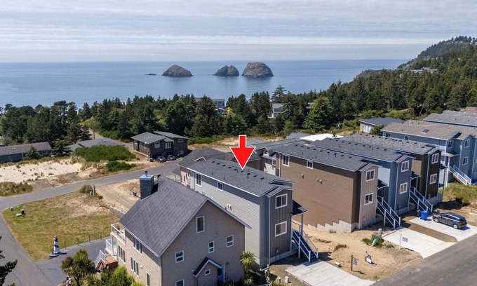 Oceanside House | "Peaceful Oceanside Escape – 3BR Home w/View Deck, Fast WiFi & Full Kitchen"