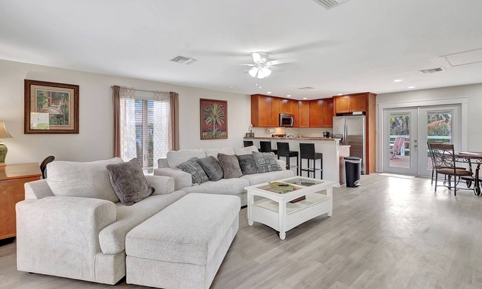 Truckland House | Peaceful Old Charm Oasis Near The Beach in Fort Myers. With Huge Yard, WiFi, AC