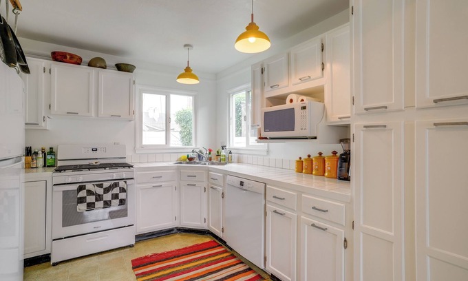 Silver Strand Cottage | Peaceful Oxnard Getaway - Walk to the Beach!