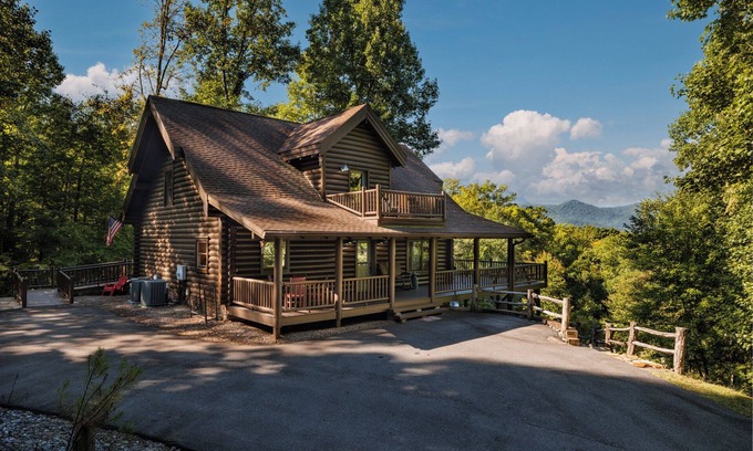 Whittier Cabin | Peaceful Paradise secluded mountain log cabin with scenic view and game room