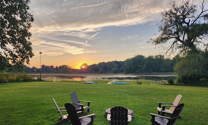 Hickory Corners House | Peaceful & Private Lake House with Amazing Sunsets