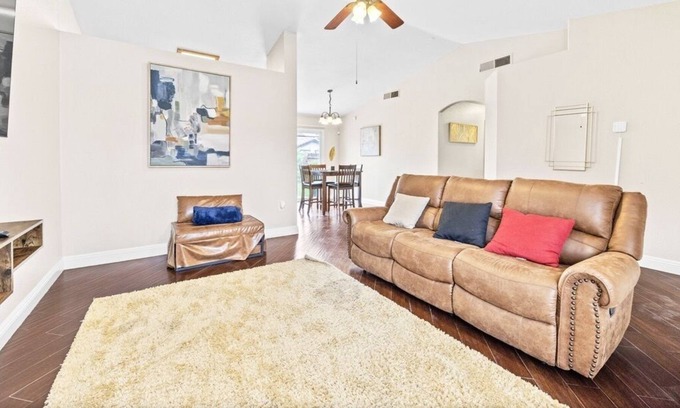 Pumpkin Center House | Peaceful Private Getaway Near Historic Downtown!