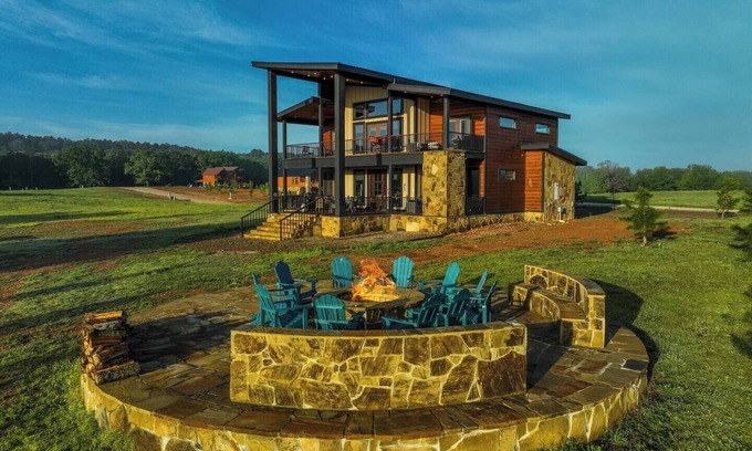 Broken Bow Cabin | Peaceful Private Stay Open-Concept Modern Lodge Sleeps 20 Guests