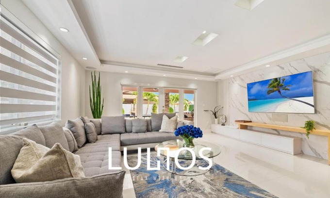 Hialeah House | Peaceful Rental Retreat in Miami Jacuzzi, BBQ L25