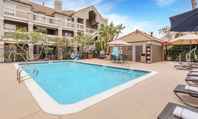 Chatsworth Hotel | Peaceful Retreat Near Van Nuys Golf Course w/Poolside Views - 4 Units
