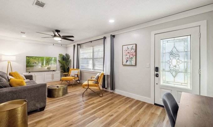 Gainesville House | Peaceful Retreat, Pet-Friendly 5 mins to Shands & UF!