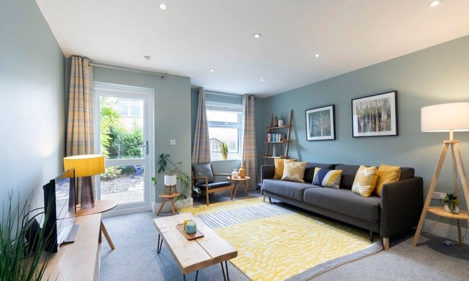 Cheltenham House | Peaceful & Spacious 2 Bed Home in Cheltenham