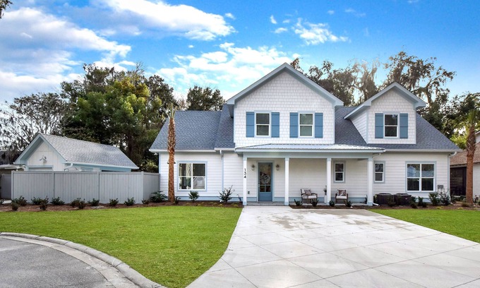 Demere Park House | Peaceful vacation retreat on SSI within walking distance of beach & Pier Village