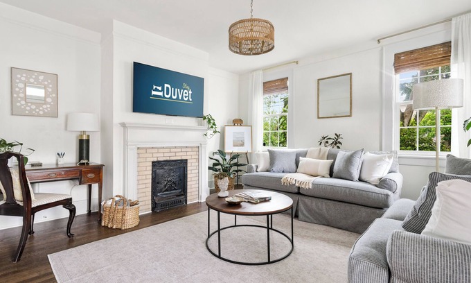 North-Central Apartment | Peachy King | Comfy 2-Bedroom Downtown