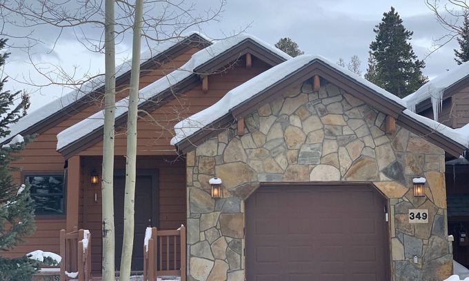 Park Forest Estates House | Peak 8 Luxury Mountain Home 3 BR/3 BA With Mountain Views - Walk To Slopes!