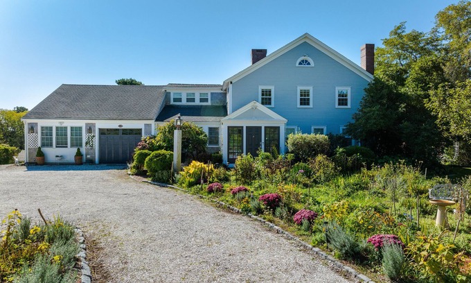 Brewster House | Peak Aug Weeks still avail! Sat-Sat. Brewster Farmhouse Retreat on Seymour Pond