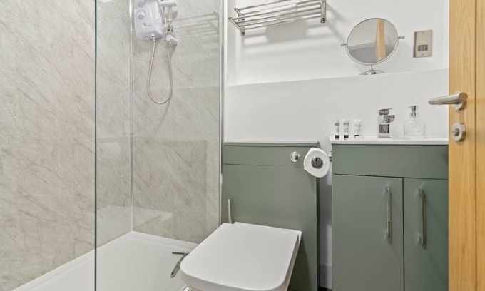 Worcester Apartment | Pear Tree - BRAND NEW Stylish City Centre Apartment - Sleeps 4