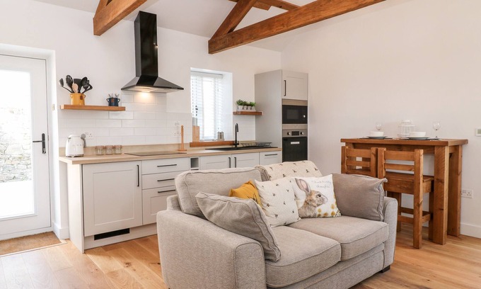 Saltash Cottage | PEAR TREE COTTAGE, pet friendly, with hot tub in St Dominick