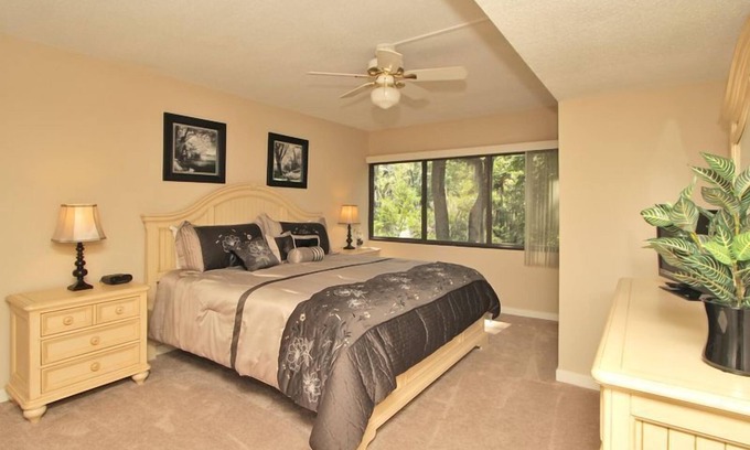 Hilton Head Island Villa | PEARL IN THE PALMS - SLEEPS 6,FREE BIKES, FREE WI-FI, POOL, TENNIS, GOLF & MORE