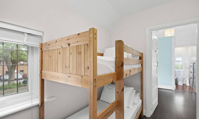 Worthing House | Pebble Corner with Free Parking | By My Getaways