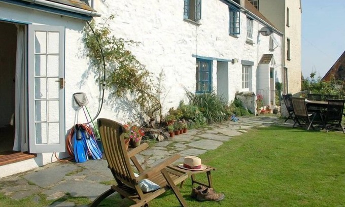 Cadgwith Cottage | Pebbles in Cadgwith Cove- sleeps 6 guests in 3 bedrooms