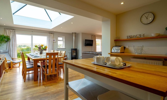Croyde Cottage | Pebbles Rest - a bungalow that sleeps 11 guests in 5 bedrooms