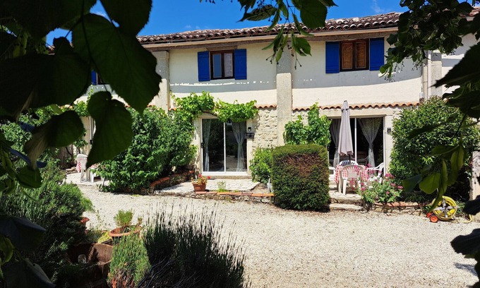 Saint-Pierre-de-Juillers Cottage | 'Peche' La Grange du Moulin -Just families - Fun for kids - Heated pool - wifi