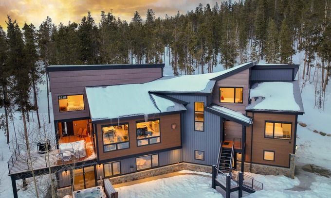 Baldy Mountain House | Peerless Retreat: Newly Remodeled, Views, Hot Tub, Pool Table, Shuttle