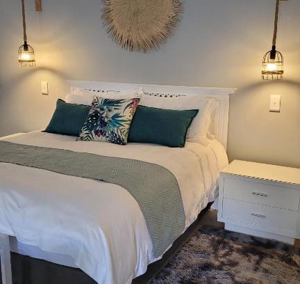 Hout Bay Apartment | Pelican Cottage - 800m from Beach & Yacht School