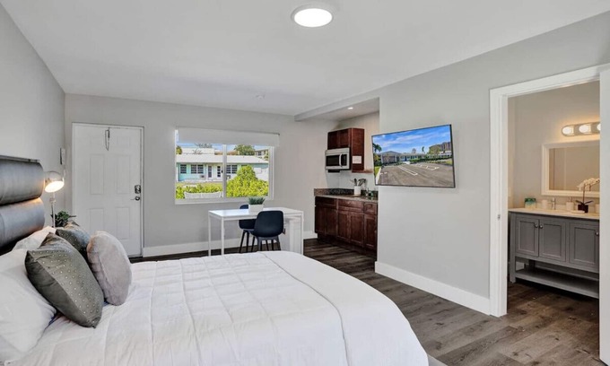 Pompano Beach Apartment | Pelican Cove: Studio with Private Patio in Pompano