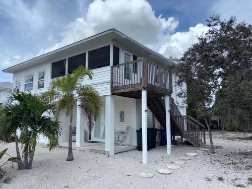 Bonita Springs Apartment | Pelican Fresh Entire Unit Kit Washer Dryer Upstairs 3Mi to Beach