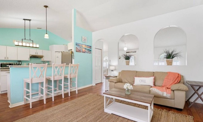 Palm Coast House | Pelican Palm - Autumn air - poolside flair!