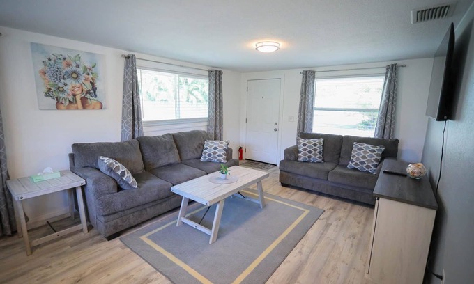 Englewood Apartment | Pelican Room Manasota Delux Villas
