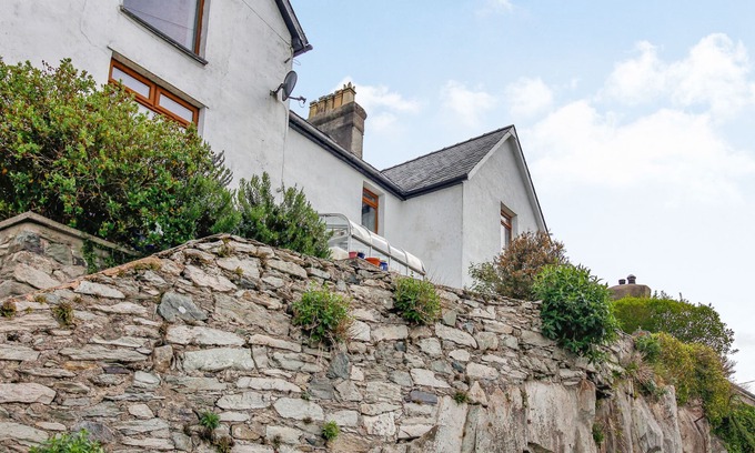 Llanllyfni Cottage | PEN Y GRAIG, pet friendly, character holiday cottage in Talysarn