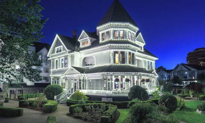 Inner Harbour Hotel | Pendray Inn & Tea House