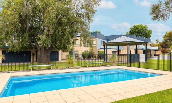 Cowes House | Penguins by the Beach - sleeps 9