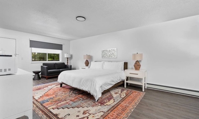 Traverse City Apartment | Peninsula one unit 19 King suite close to downtown