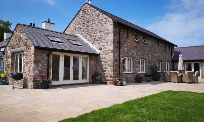 Dulas House | Penrhyn Barn