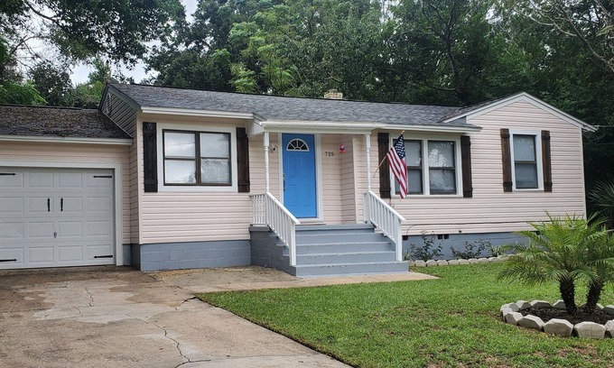 Pensacola House | "Pensacola Pearl" cottage near downtown, NAS & the beach!