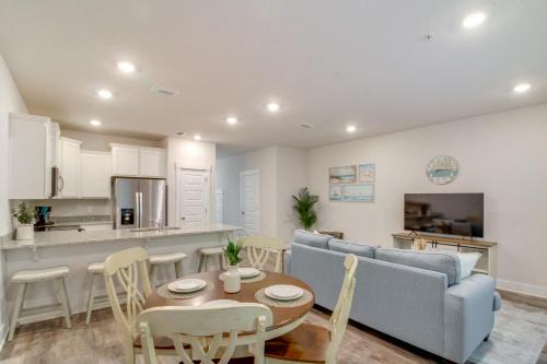 Pine Forest House | Pensacola Retreat with Pool Access, 20 Mi to Beach