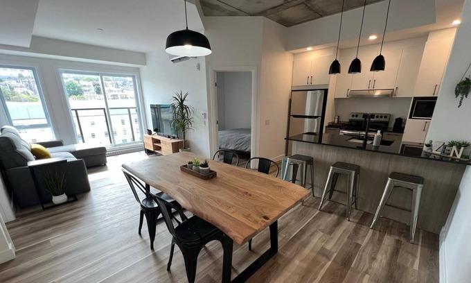 Vieux-Quebec-Cap-Blanc-colline Parlementaire Apartment | « Penthouse» 11th Floor + Roof Pool + Free Parking