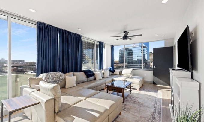 Martin Luther King Condo | Penthouse @ 175 LEX -Walk to Rupp Arena on Main St