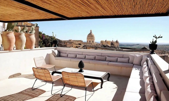 Noto Historic Centre House | Penthouse Lady Packard Noto - Spacious luxury home for six with stunning view